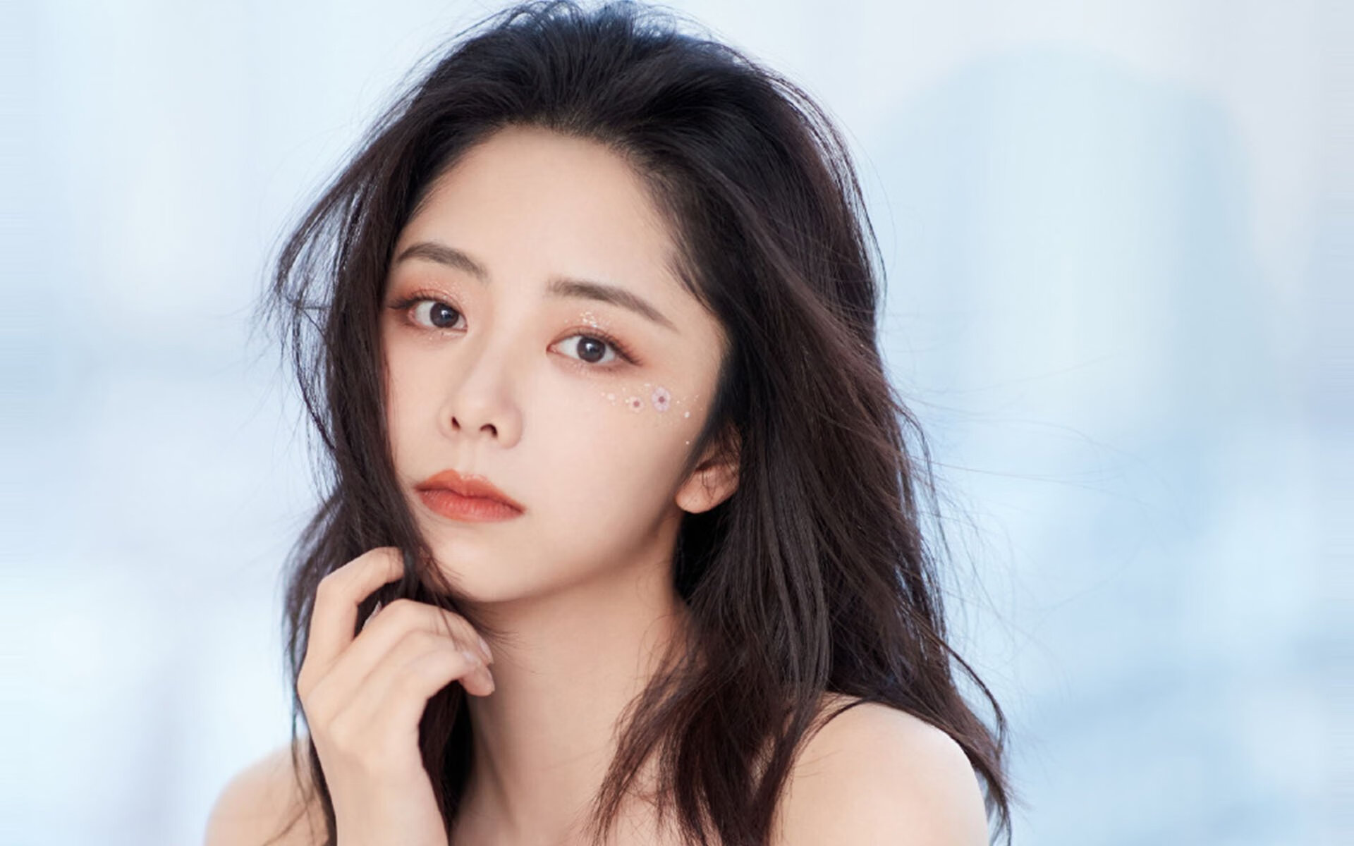 “高新体育中心武术赛：选手瞬间爆发，精彩技巧瞬间击倒对手”